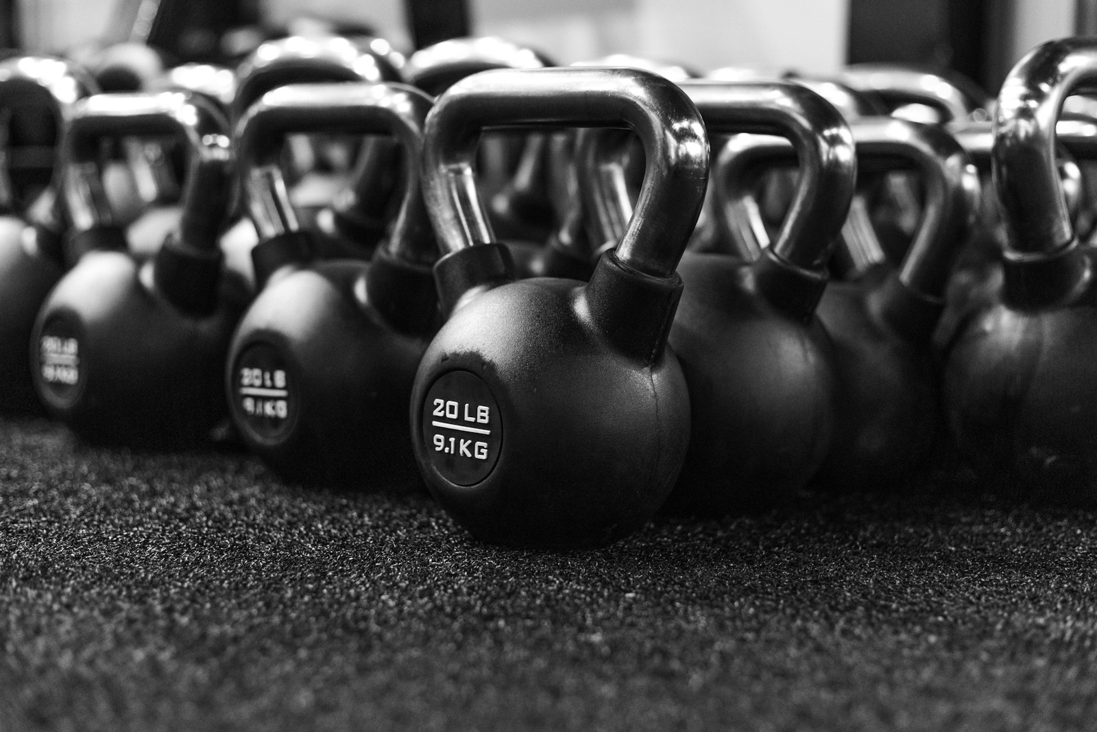 Sıra sıra kettlebell