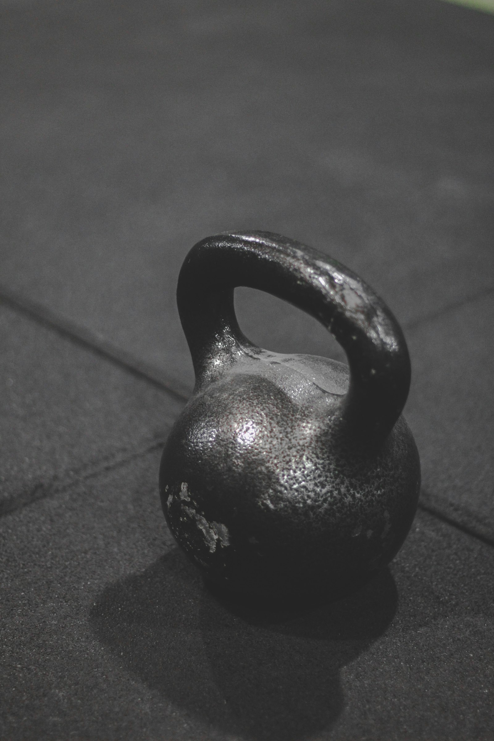 Siyah-beyaz kettlebell